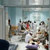 Điều trị cho người dân bị thương sau vụ không kích xuống bệnh viện của MSF tại thành phố miền bắc Kunduz ngày 3/10. (Nguồn: AFP/TTXVN)