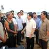 Phó Thủ tướng Trịnh Đình Dũng thăm hỏi, động viên ngư dân cảng cá Cửa Tùng. (Ảnh: Thanh Thủy/TTXVN)