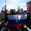 Người dân Nga tham gia tuần hành tại thủ đô Moskva trong ngày Quốc tế lao động 1/5. (Ảnh: AFP/TTXVN)