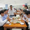 Lãnh đạo Đà Nẵng ăn cơm trưa hải sản để ủng hộ ngư dân
