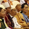 Tổng thống U Htin Kyaw (thứ hai bên phải) và Cố vấn quốc gia Aung San Suu Kyi (đầu tiên bên phải) tại cuộc họp Quốc hội ở Nay Pyi Taw, Myanmar ngày 30/3 vừa qua. (Ảnh: THX/TTXVN)