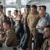 Bộ trưởng Quốc phòng Đức Ursula von der Leyen (thứ hai bên phải) làm việc trên tàu hỗ trợ hải quân Đức Bonn. (Ảnh: AFP/TTXVN) 