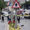 Lực lượng chức năng Thổ Nhĩ Kỳ điều tra tại hiện trường vụ nổ. (Ảnh: Reuters/TTXVN)
