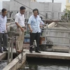 Đoàn kiểm tra liên ngành kiểm tra quy trình xử lý nước tại Nhà máy nước thành phố Ninh Bình. (Ảnh: Hải Yến/TTXVN)