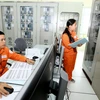 Công nhân Tổng Công ty Điện lực thành phố Hà Nội (EVN Hà Nội) trực vận hành cấp điện. (Ảnh: Ngọc Hà/TTXVN)