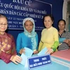 Đồng bào dân tộc Chăm TP Hồ Chí Minh bỏ phiếu bầu cử tại khu vực bỏ phiếu số 89, phường 13, quận 3. (Ảnh: Thanh Vũ/TTXVN)
