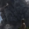 Núi lửa phun những cột khói và tro bụi ngày 24/6/2015. (Ảnh: AFP/TTXVN)