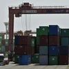 Bốc dỡ hàng hóa tại cảng Aomi ở Tokyo ngày 18/5 vừa qua. (Ảnh: EPA/TTXVN)