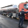 Các xe bồn đến kho nhiên liệu ở Fos-sur-Mer (miền nam Pháp) ngày 24/5 vừa qua. (Ảnh: AFP/TTXVN)