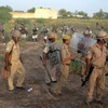 Cảnh sát Ấn Độ thực thi nhiệm vụ giải tỏa người dân lấn chiếm đất công ở Mathura ngày 2/6. (Ảnh: AFP/TTXVN)