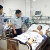 Đoàn công tác Ban An toàn giao thông tỉnh Nghệ An thăm hỏi, động viên thân nhân gia đình nạn sau vụ nổ, đang được điều trị tại Bệnh viện 115 Nghệ An. (Ảnh: Tá Chuyên/TTXVN) 