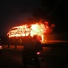 Xe khách bốc cháy trên Quốc lộ 1A. (Ảnh: Nguyễn Sơn/Vietnam+)