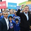 Thủ tướng Anh David Cameron (phải, trước) phát biểu tại thủ đô London ngày 30/5 vừa qua. (Ảnh: EPA/TTXVN)