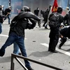 Người biểu tình quá khích xung đột với cảnh sát tại thủ đô Paris, Pháp ngày 14/6. (Ảnh: AFP/TTXVN)