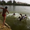 Trẻ em tắm mát trên sông Nile ở thủ đô Cairo, Ai Cập để tránh nắng nóng ngày 15/5 vừa qua. (Ảnh: THX/TTXVN)
