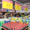 Khách hàng, người tiêu dùng mua sắm tại siêu thị Saigon Co.op, TP.HCM. (Ảnh: Thanh Vũ/TTXVN)