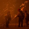 Nhân viên cứu hỏa dập lửa tại khu vực Santa Barbara, California ngày 17/6 tới. (Ảnh: AFP/TTXVN)