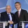 Tổng thư ký NATO Jens Stoltenberg và Tổng thống Israel Reuven Rivlin tại cuộc họp báo chung sau cuộc gặp ở Brussels, Bỉ. (Ảnh: AFP/TTXVN)