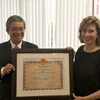 Đại sứ Việt Nam tại Hoa Kỳ trao Huân chương hữu nghị cho bà Virginia Foote, Chủ tịch Phòng Thương mại Hoa Kỳ tại Hà Nội. (Ảnh: Thanh Tuấn/Vietnam+)