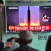 Bản tin về vụ phóng thử tên lửa tầm trung Musudan của Triều Tiên được phát tại nhà ga ở thủ đô Seoul, Hàn Quốc ngày 23/6 vừa qua. (Ảnh: AFP/TTXVN)