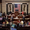 Hạ nghị sỹ Dân chủ John Lewis (giữa, hàng đầu) cùng các hạ nghị sỹ biểu tình tại phiên họp Hạ viện ở Capitol, thủ đô Washington, Mỹ ngày 22/6 vừa qua. (Ảnh: AFP/TTXVN)