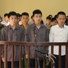 Các bị cáo (từ trái qua phải) gồm: Chu Văn Thế, Phạm Anh Huy, Dương Nghĩa Hậu trước vành móng ngựa tại phiên tòa. (Ảnh: Hoàng Nguyên/TTXVN)
