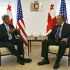 Thủ tướng Gruzia Giorgi Kvirikashvili (phải) có cuộc gặp với Ngoại trưởng Mỹ John Kerry đang trong chuyến thăm Gruzia trước khi tham dự Hội nghị thượng đỉnh của NATO tại Ba Lan. (Ảnh: EPA/TTXVN)