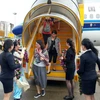 Những khách du lịch đầu tiên trên chuyến bay của CZ đến Phú Quốc. (Ảnh: Lê Huy Hải/TTXVN)
