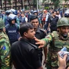 Cảnh sát điều tra tại hiện trường một vụ tấn công ở Dhaka. (Ảnh: AFP/TTXVN)
