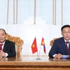 Thủ tướng Mông Cổ J. Erdenebat và Thủ tướng Nguyễn Xuân Phúc tại buổi họp báo chung sau khi kết thúc hội đàm. (Ảnh: Thống Nhất/TTXVN)