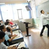 Một cậu học sinh ở Thượng Hải giải toán trên lớp. (Nguồn: AFP)