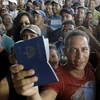 Người dân Cuba đổ đến biên giới Mỹ làm thủ tục xuất nhập cảnh. (Nguồn: Reuters)