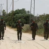 Lực lượng an ninh thuộc phong trào vũ trang Hồi giáo Hamas tuần tra tại khu vực biên giới ở dải Gaza. (Ảnh: AFP/TTXVN)