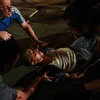 Chuyển người bị thương trên đường phố Ankara trong thời điểm diễn ra đảo chính, ngày 16/7. (Ảnh: AFP/TTXVN) 