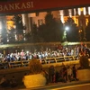 Người dân Thổ Nhĩ Kỳ đổ ra các đường phố ở Ancara, phản đối đảo chính. (Ảnh: AFP/TTXVN)