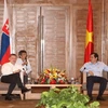 Chủ tịch Ủy ban Nhân dân thành phố Đà Nẵng Huỳnh Đức Thơ (phải) tiếp kiến Thủ tướng Robert Fico. (Ảnh: Trần Lê Lâm/TTXVN)