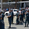 Cảnh sát Armenia phong tỏa các tuyến phố dẫn đến đồn cảnh sát Erebuni ở Yerevan ngày 18/7 vừa qua. (Ảnh: AFP/TTXVN)