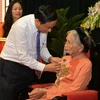 Chủ tịch UBND tỉnh Hà Tĩnh Lê Đình Sơn trao tặng danh hiệu Bà Mẹ Việt Nam Anh hùng cho Mẹ Nguyễn Thị Út. (Ảnh: Hoàng Ngà/TTXVN)