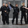 Cảnh sát đặc nhiệm Đức phong tỏa hiện trường vụ xả súng ở trung tâm thương mại Olympia tối 22/7. (Ảnh: EPA/TTXVN)