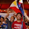 Các nhà hoạt động Philippines mừng rơi nước mắt sau phán quyết lịch sử của PCA ngày 12/7 vừa qua. (Nguồn: Reuters)