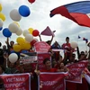 Các nhà hoạt động Philippines vui mừng sau phán quyết của Tòa Trọng tài ở Lahay trong cuộc tuần hành tại Manila ngày 12/7 vừa qua. (Ảnh: AFP/TTXVN)