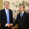 Bộ trưởng Tài chính Anh Philip Hammond (trái) trong cuộc gặp với Phó Thủ tướng Trung Quốc Mã Khải tại thủ đô Bắc Kinh ngày 22/7 vừa qua. (Ảnh: AFP/TTXVN) 