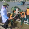Diễn tập tình huống cấp cứu, đưa ngư dân bị nạn vào đất liền. (Ảnh: Nguyễn Văn Nhật/TTXVN)