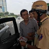 Xe ôtô 30A-652.53 được Cảnh sát giao thông nhắc nhở tại nút giao thông BigC. (Nguồn: baogiaothong.vn)