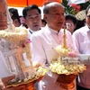 Ngài Him Chhem, Ủy viên Trung ương Đảng Nhân dân Campuchia, Bộ trưởng cao cấp kiêm Bộ trưởng Bộ Lễ nghi và Tôn giáo Vương quốc Campuchia - đứng giữa. (Nguồn: AFP)