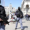 Cảnh sát Italy đeo mặt nạ tuần tra tại quảng trường St. Mark. (Nguồn: Reuters)