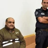 Ông Mohammed el-Halabi (trái) tại tòa án ở thành phố Beersheva ngày 4/8. (Ảnh: AFP/TTXVN)