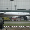 Máy bay Boeing 777-300ER của Hãng hàng không Singapore Airlines sau khi hạ cánh khẩn cấp tại sân bay quốc tế Changi. (Ảnh: AFP/TTXVN)