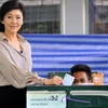 Cựu Thủ tướng Thái Lan Yingluck Shinawatra bỏ phiếu trong cuộc trưng cầu dân ý về dự thảo Hiến pháp ở thủ đô Bangkok ngày 7/8. (Ảnh: EPA/TTXVN)