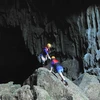 Không như nhiều hang khác, để tới được hang Tối trong quần thể Sơn Đoòng, du khách phải trải qua một chặng đường khó khăn mới đến được điểm ngắm tuyệt đẹp. (Ảnh: Minh Đức/TTXVN)